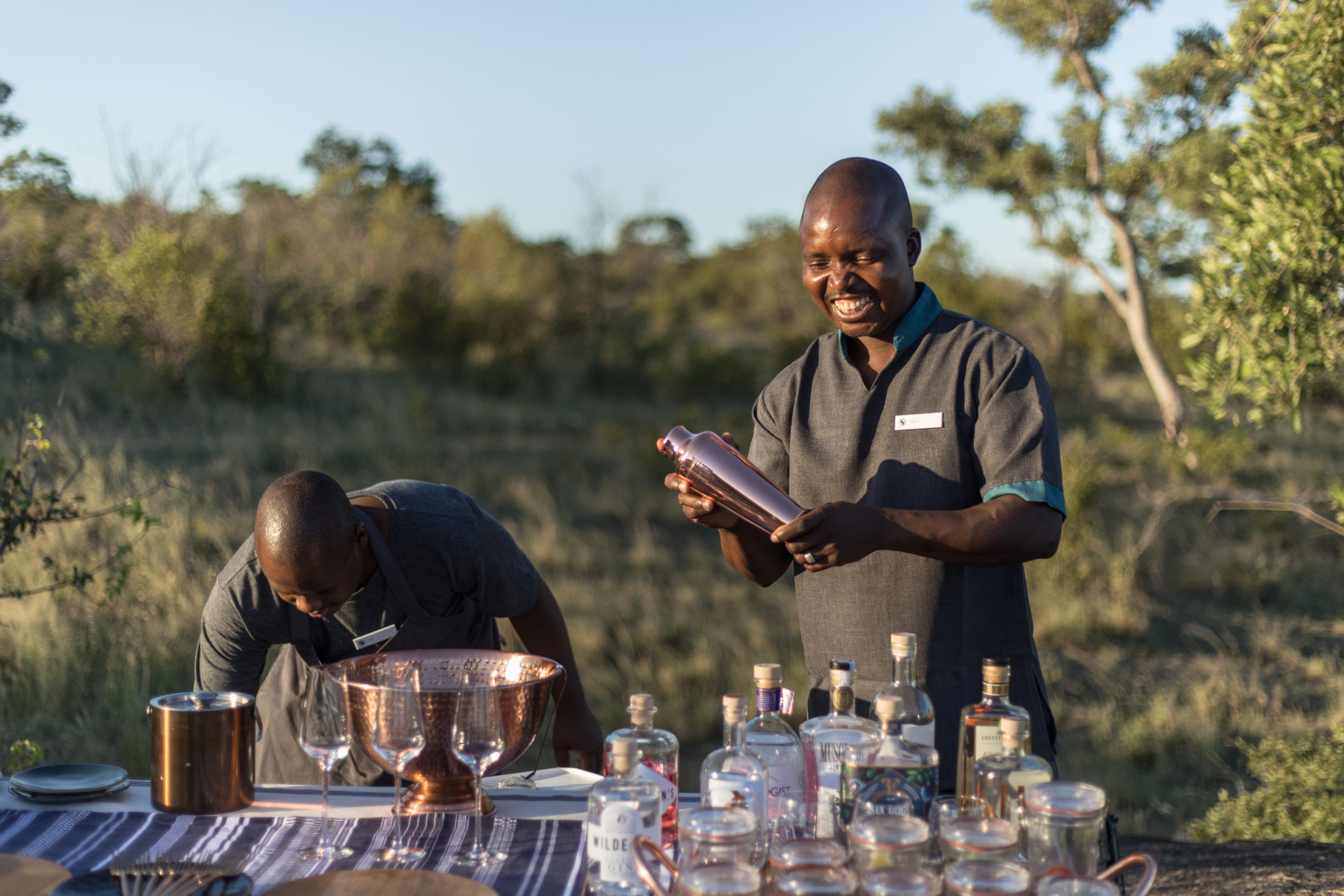 sundowners-on-safari-at-silvan Silvan Butlers pouring drinks on a game drive.