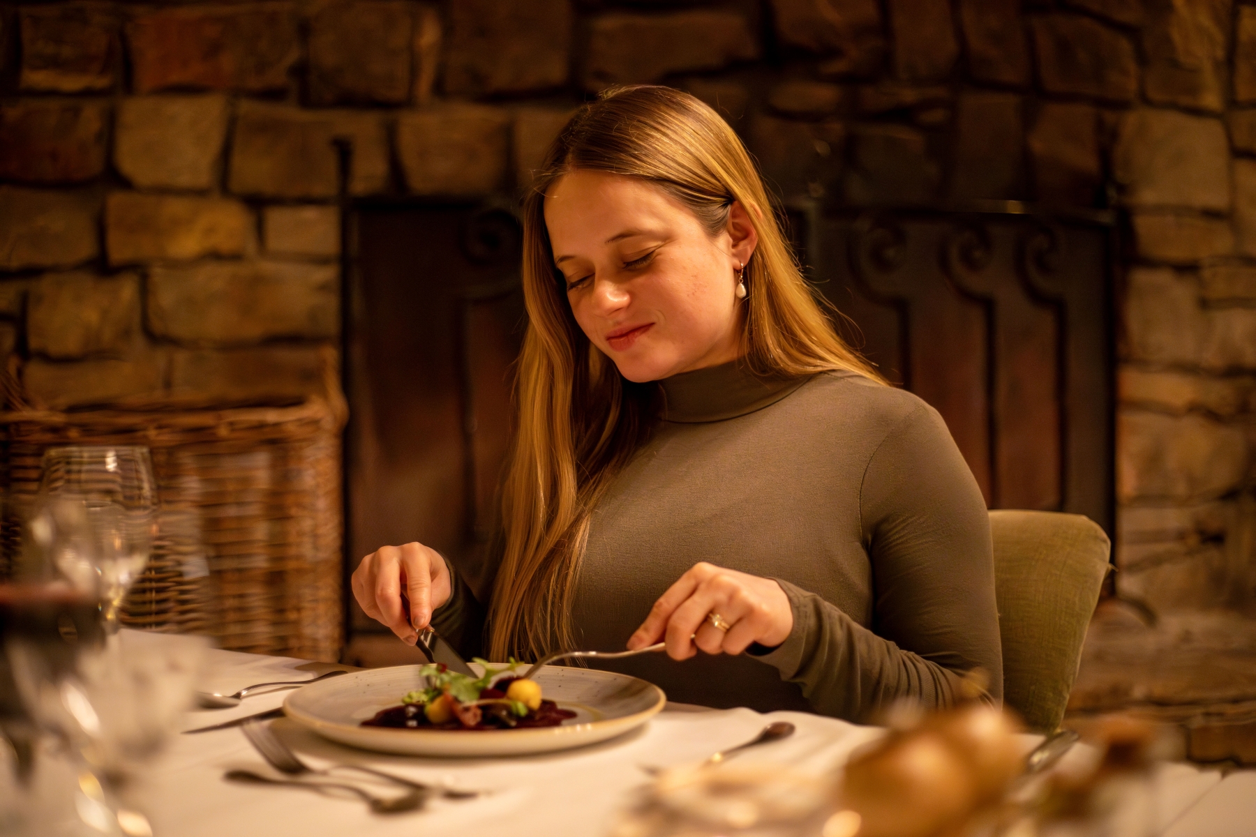 luxury-safaris-with-rhino-africa-at-kwandwe_D6A9704 Katharina enjoys a beautifully plated meal by candlelight in a cosy safari lodge during her babymoon safari.